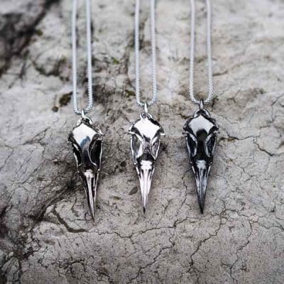 Pendente Cranio Anatomico di Corvo in Argento 925 su sfondo roccia bianca - Feel No Pain