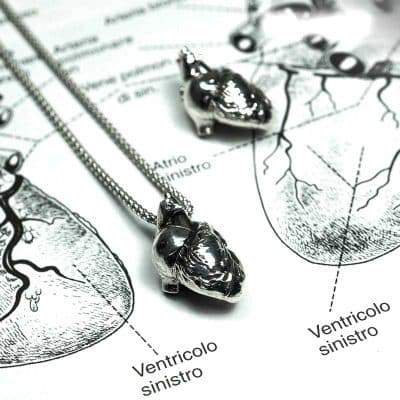 Pendente Cuore Anatomico in Argento 925 su sfondo libro anatomia - Vista Frontale