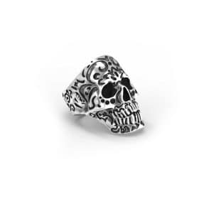 Anello teschio kamate in argento 925 con simbologia maori in vista semilaterale e sfondo bianco
