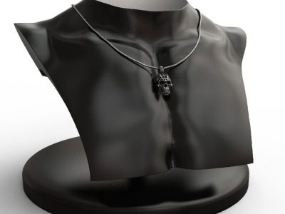Pendente Teschio Xeno in Argento 925 su manichino mezzo busto nero - Vista Laterale