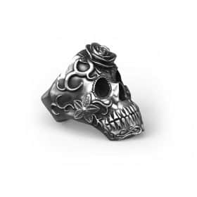 Anello teschio messicano Los Muertos in argento su sfondo bianco e vista laterale