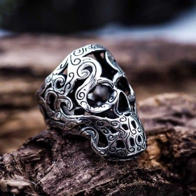 Anello Teschio Maori in Argento 925 su tronco di legno- Feel No Pain